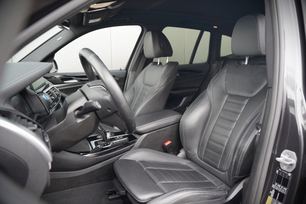 BMW iX3 High Executive 80 kWh | Panoramadak | Harman Kardon | Stoelverwarming | Adaptive Cruise Control | Head-Up Display | Memory Seat | 360 Camera | Ambiance Verlichting | Adaptief Onderstel | Adaptive LED | Trekhaak |
