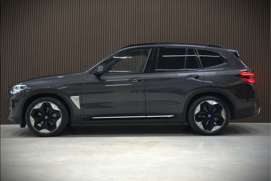 BMW iX3 High Executive 80 kWh | Panoramadak | Harman Kardon | Stoelverwarming | Adaptive Cruise Control | Head-Up Display | Memory Seat | 360 Camera | Ambiance Verlichting | Adaptief Onderstel | Adaptive LED | Trekhaak |