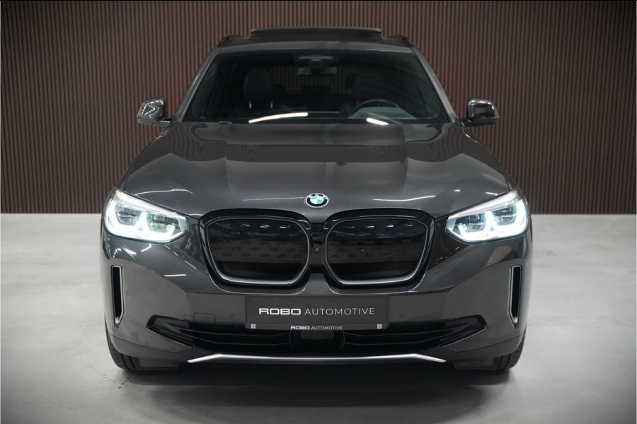 BMW iX3 High Executive 80 kWh | Panoramadak | Harman Kardon | Stoelverwarming | Adaptive Cruise Control | Head-Up Display | Memory Seat | 360 Camera | Ambiance Verlichting | Adaptief Onderstel | Adaptive LED | Trekhaak |