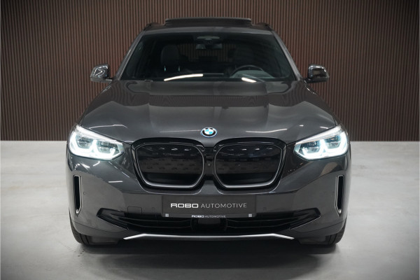 BMW iX3 High Executive 80 kWh | Panoramadak | Harman Kardon | Stoelverwarming | Adaptive Cruise Control | Head-Up Display | Memory Seat | 360 Camera | Ambiance Verlichting | Adaptief Onderstel | Adaptive LED | Trekhaak |