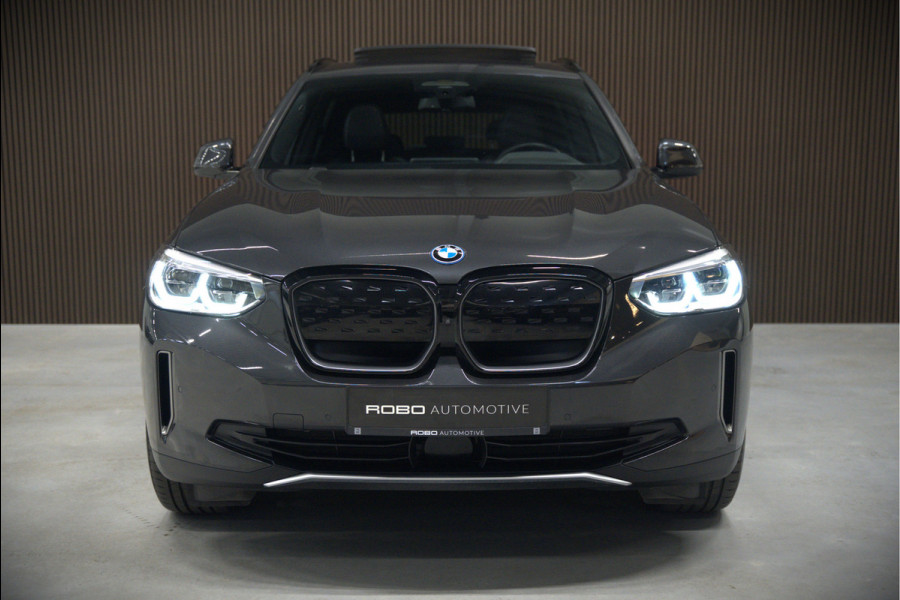 BMW iX3 High Executive 80 kWh | Panoramadak | Harman Kardon | Stoelverwarming | Adaptive Cruise Control | Head-Up Display | Memory Seat | 360 Camera | Ambiance Verlichting | Adaptief Onderstel | Adaptive LED | Trekhaak |