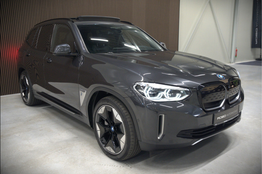 BMW iX3 High Executive 80 kWh | Panoramadak | Harman Kardon | Stoelverwarming | Adaptive Cruise Control | Head-Up Display | Memory Seat | 360 Camera | Ambiance Verlichting | Adaptief Onderstel | Adaptive LED | Trekhaak |