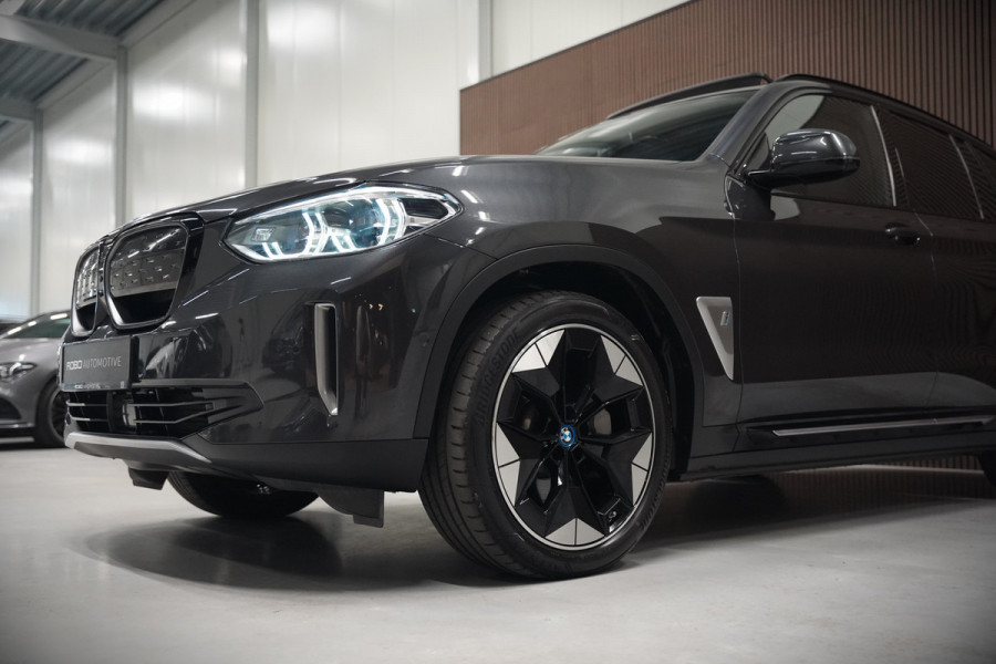 BMW iX3 High Executive 80 kWh | Panoramadak | Harman Kardon | Stoelverwarming | Adaptive Cruise Control | Head-Up Display | Memory Seat | 360 Camera | Ambiance Verlichting | Adaptief Onderstel | Adaptive LED | Trekhaak |