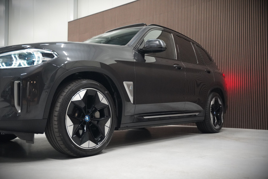 BMW iX3 High Executive 80 kWh | Panoramadak | Harman Kardon | Stoelverwarming | Adaptive Cruise Control | Head-Up Display | Memory Seat | 360 Camera | Ambiance Verlichting | Adaptief Onderstel | Adaptive LED | Trekhaak |