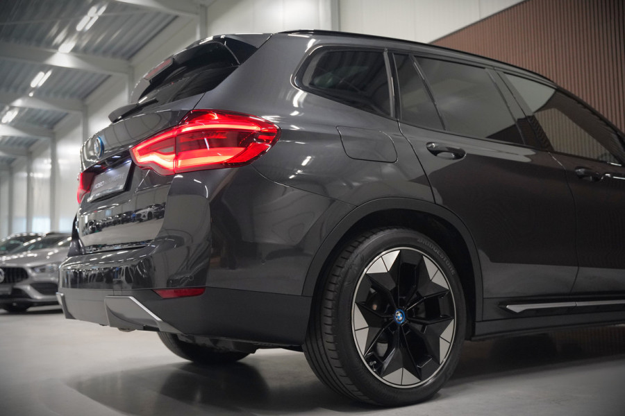 BMW iX3 High Executive 80 kWh | Panoramadak | Harman Kardon | Stoelverwarming | Adaptive Cruise Control | Head-Up Display | Memory Seat | 360 Camera | Ambiance Verlichting | Adaptief Onderstel | Adaptive LED | Trekhaak |