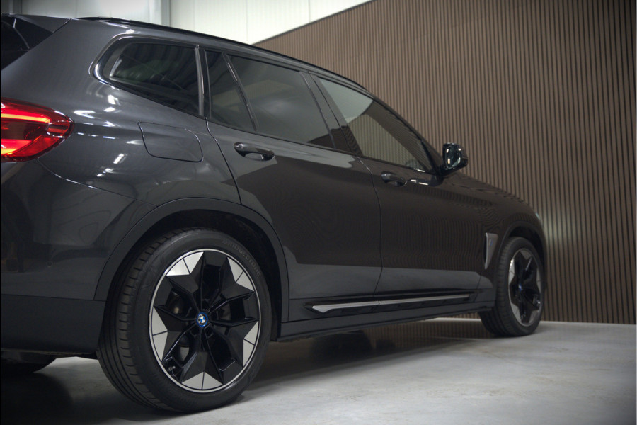 BMW iX3 High Executive 80 kWh | Panoramadak | Harman Kardon | Stoelverwarming | Adaptive Cruise Control | Head-Up Display | Memory Seat | 360 Camera | Ambiance Verlichting | Adaptief Onderstel | Adaptive LED | Trekhaak |