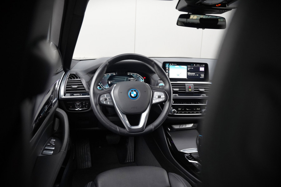 BMW iX3 High Executive 80 kWh | Panoramadak | Harman Kardon | Stoelverwarming | Adaptive Cruise Control | Head-Up Display | Memory Seat | 360 Camera | Ambiance Verlichting | Adaptief Onderstel | Adaptive LED | Trekhaak |