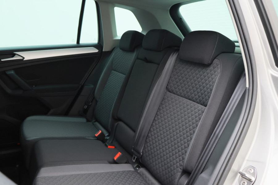 Volkswagen Tiguan 1.5 TSI Comfortline Navigatie, ACC, Apple CarPlay, Climate-/Cruise Control, PDC, 17"