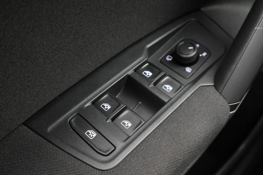 Volkswagen Tiguan 1.5 TSI Comfortline Navigatie, ACC, Apple CarPlay, Climate-/Cruise Control, PDC, 17"