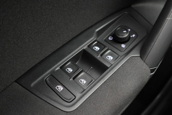 Volkswagen Tiguan 1.5 TSI Comfortline Navigatie, ACC, Apple CarPlay, Climate-/Cruise Control, PDC, 17"