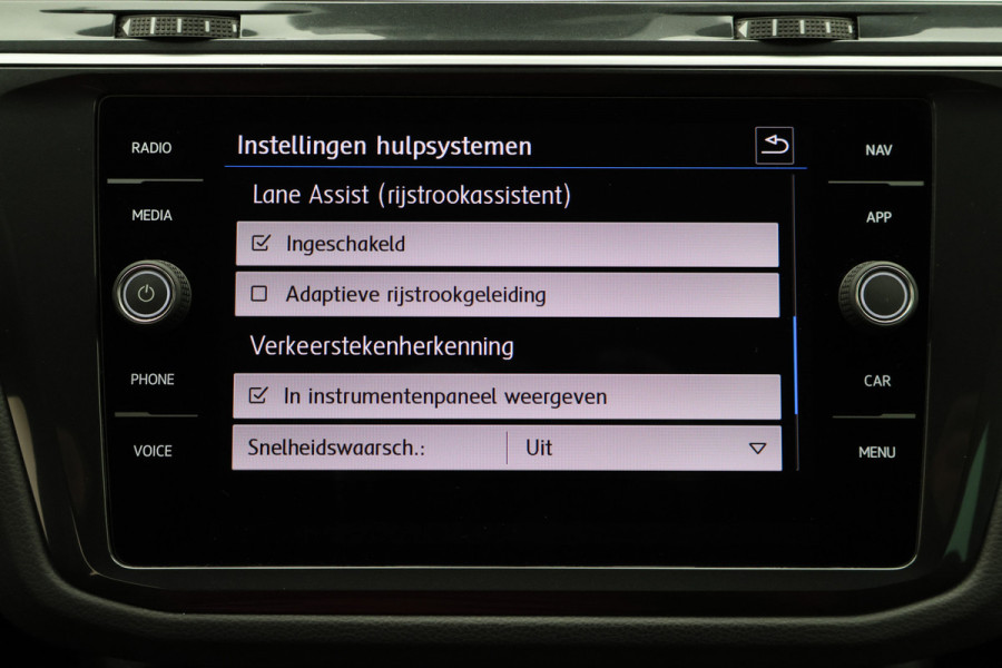 Volkswagen Tiguan 1.5 TSI Comfortline Navigatie, ACC, Apple CarPlay, Climate-/Cruise Control, PDC, 17"