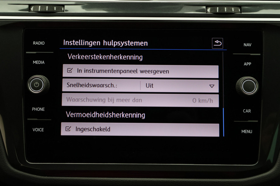 Volkswagen Tiguan 1.5 TSI Comfortline Navigatie, ACC, Apple CarPlay, Climate-/Cruise Control, PDC, 17"