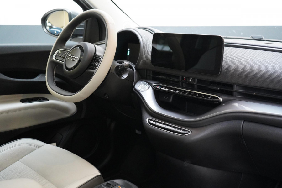 Fiat 500E La Prima 42 kWh | SoH 98,4% | Stoelverwarming | Navigatie | Leder | Lm velgen | All-seasonbanden