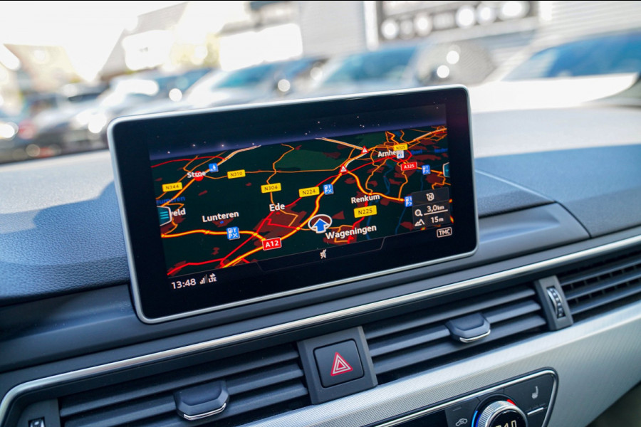 Audi A4 Avant 45 TFSI Sport S line black edition | Panorama | Dealer onderhouden | HuD | Camera | Stoelverwarming | LED