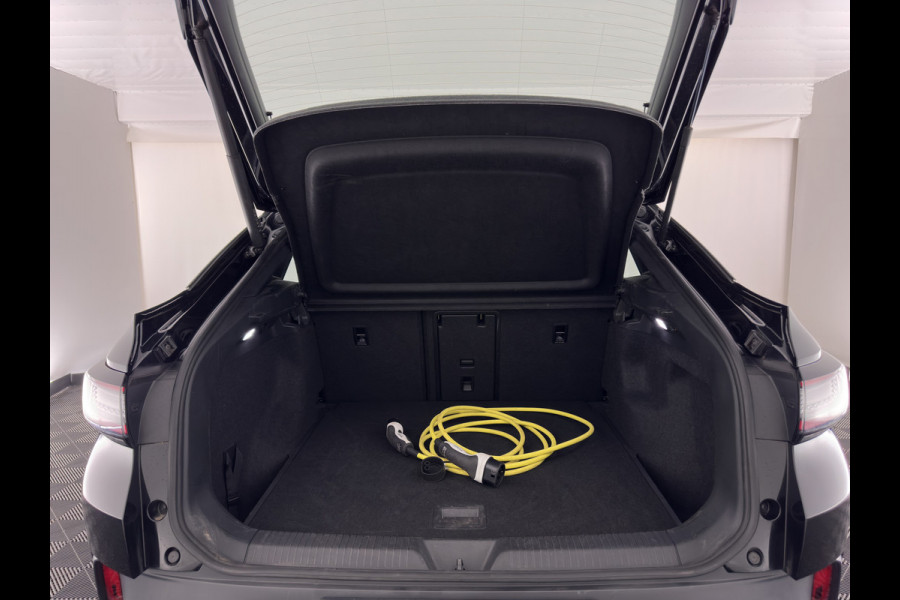 Volkswagen ID.5 Pro Business 77 kWh [3-Fase-11kW] {SoH-93%} (INCL-BTW) *HEATPUMP | LEATHER-ALCANTARA | FULL-LED | ADAPTIVE-CRUISE |  DIGI-COCKPIT | HEATED-COMFORTSEATS | KEYLESS | DAB+ | AMBIENTLIGHT | NAVI-FULLMAP | CAMERA | TOWBAR | HEAD-UP | 19''AL