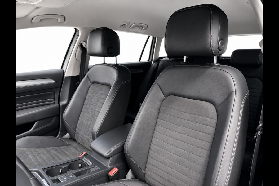 Volkswagen Passat Variant 1.4 TSI PHEV GTE | Trekhaak | Camera | Carplay | Massage | Halfleer | Dealer onderhouden