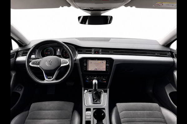 Volkswagen Passat Variant 1.4 TSI PHEV GTE | Trekhaak | Camera | Carplay | Massage | Halfleer | Dealer onderhouden