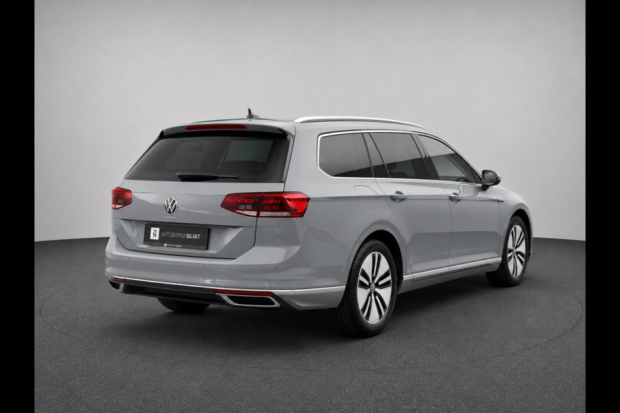 Volkswagen Passat Variant 1.4 TSI PHEV GTE | Trekhaak | Camera | Carplay | Massage | Halfleer | Dealer onderhouden