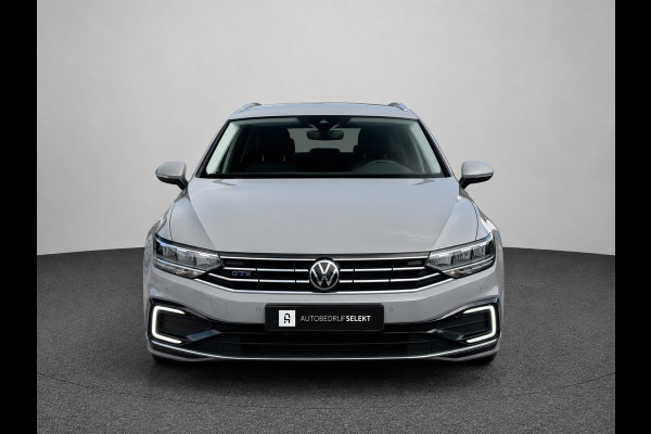 Volkswagen Passat Variant 1.4 TSI PHEV GTE | Trekhaak | Camera | Carplay | Massage | Halfleer | Dealer onderhouden