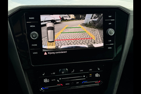 Volkswagen Passat Variant 1.4 TSI PHEV GTE | Trekhaak | Camera | Carplay | Massage | Halfleer | Dealer onderhouden