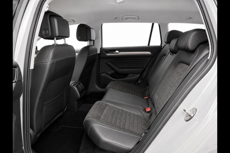 Volkswagen Passat Variant 1.4 TSI PHEV GTE | Trekhaak | Camera | Carplay | Massage | Halfleer | Dealer onderhouden