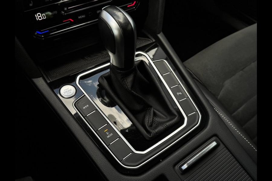 Volkswagen Passat Variant 1.4 TSI PHEV GTE | Trekhaak | Camera | Carplay | Massage | Halfleer | Dealer onderhouden