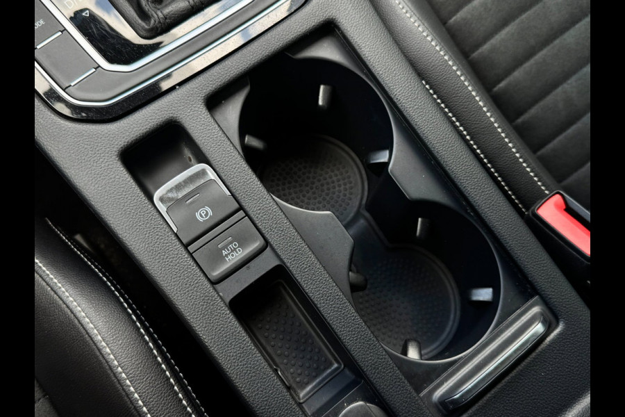 Volkswagen Passat Variant 1.4 TSI PHEV GTE | Trekhaak | Camera | Carplay | Massage | Halfleer | Dealer onderhouden