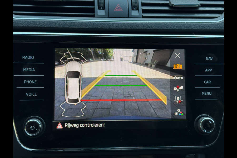 Škoda Superb Combi 1.4 TSI iV Business Edition Plus Plug In Hybride l 91,47% SOH l Winterset l Automaat l Camera l Virtual l Xenon
