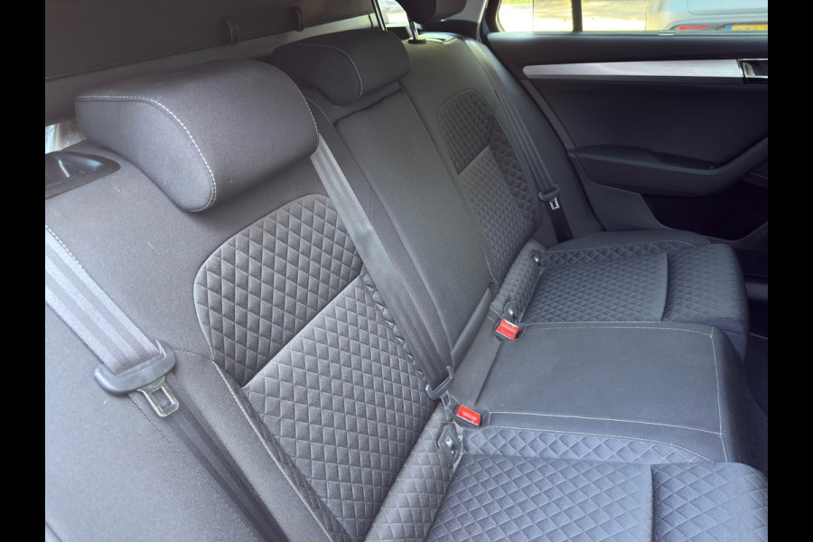 Škoda Superb Combi 1.4 TSI iV Business Edition Plus Plug In Hybride l 91,47% SOH l Winterset l Automaat l Camera l Virtual l Xenon