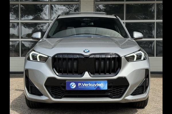 BMW X1 sDrive18i M SPORT | PANORAMA | PREMIUM PACK | ADAPT. CRUISE | KEYLESS ENTRY | STOELVERWARMING | 19 INCH LM VELGEN |