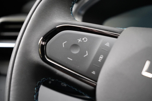 Lynk & Co 01 1.5 | Zwart optiek | 360 camera | Panoramadak | Navigatie | Memory | Apple CarPlay