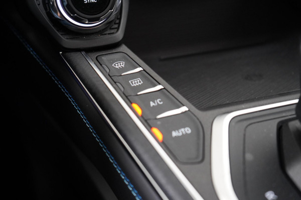 Lynk & Co 01 1.5 | Zwart optiek | 360 camera | Panoramadak | Navigatie | Memory | Apple CarPlay