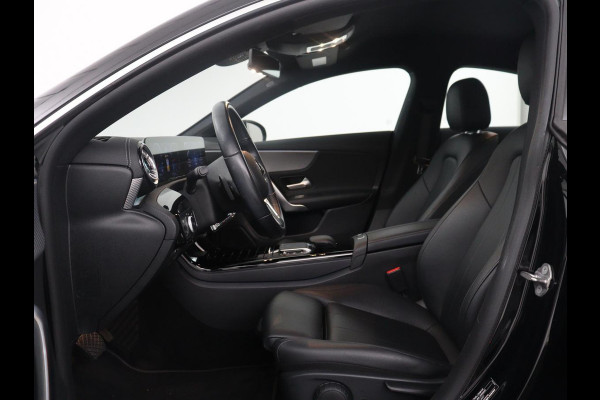 Mercedes-Benz CLA-Klasse 180 Business Solution Luxury | Leder | Stoelverwarming | Cruise control | Sfeerverlichting | Navigatie | Bluetooth | Camera | Park assist | Climate control