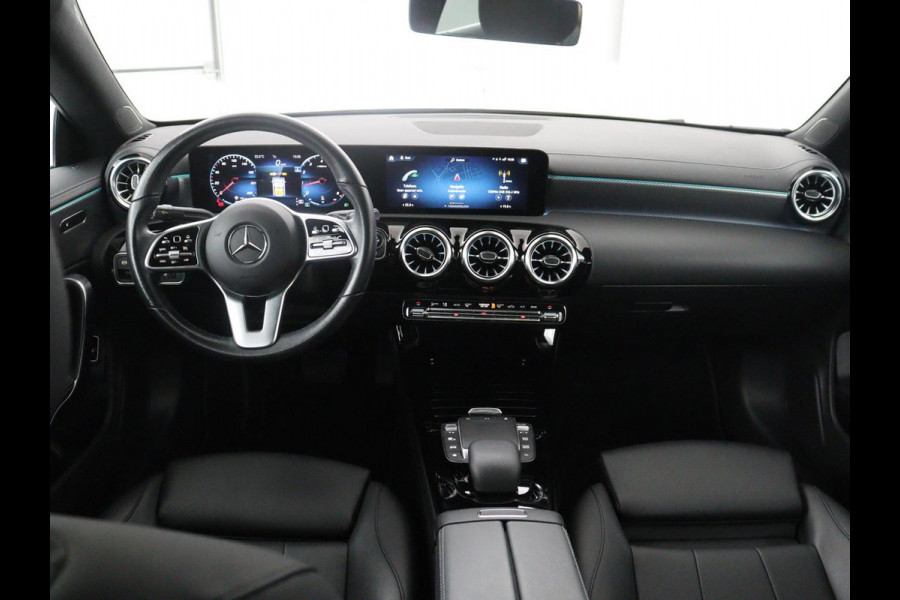 Mercedes-Benz CLA-Klasse 180 Business Solution Luxury | Leder | Stoelverwarming | Cruise control | Sfeerverlichting | Navigatie | Bluetooth | Camera | Park assist | Climate control