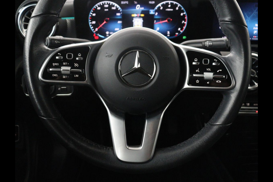 Mercedes-Benz CLA-Klasse 180 Business Solution Luxury | Leder | Stoelverwarming | Cruise control | Sfeerverlichting | Navigatie | Bluetooth | Camera | Park assist | Climate control