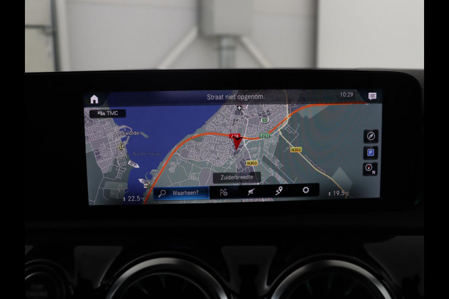 Mercedes-Benz CLA-Klasse 180 Business Solution Luxury | Leder | Stoelverwarming | Cruise control | Sfeerverlichting | Navigatie | Bluetooth | Camera | Park assist | Climate control
