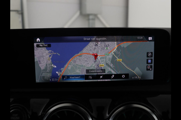Mercedes-Benz CLA-Klasse 180 Business Solution Luxury | Leder | Stoelverwarming | Cruise control | Sfeerverlichting | Navigatie | Bluetooth | Camera | Park assist | Climate control