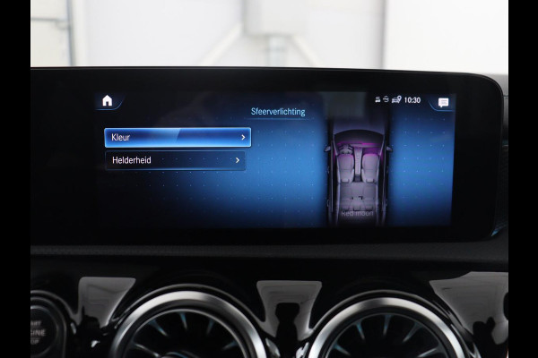 Mercedes-Benz CLA-Klasse 180 Business Solution Luxury | Leder | Stoelverwarming | Cruise control | Sfeerverlichting | Navigatie | Bluetooth | Camera | Park assist | Climate control