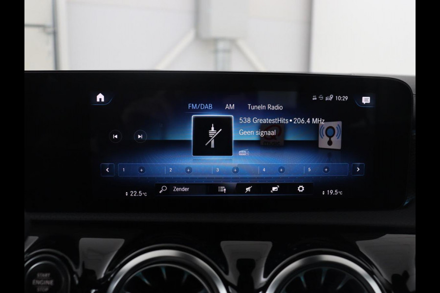 Mercedes-Benz CLA-Klasse 180 Business Solution Luxury | Leder | Stoelverwarming | Cruise control | Sfeerverlichting | Navigatie | Bluetooth | Camera | Park assist | Climate control