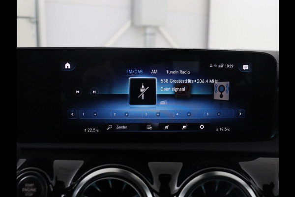 Mercedes-Benz CLA-Klasse 180 Business Solution Luxury | Leder | Stoelverwarming | Cruise control | Sfeerverlichting | Navigatie | Bluetooth | Camera | Park assist | Climate control