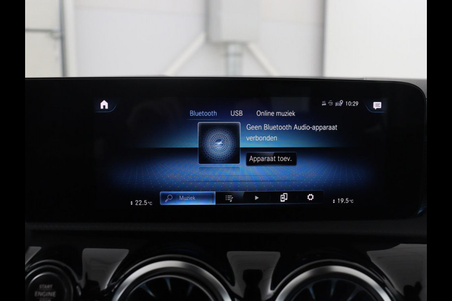 Mercedes-Benz CLA-Klasse 180 Business Solution Luxury | Leder | Stoelverwarming | Cruise control | Sfeerverlichting | Navigatie | Bluetooth | Camera | Park assist | Climate control