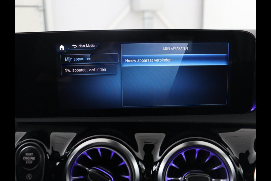 Mercedes-Benz CLA-Klasse 180 Business Solution Luxury | Leder | Stoelverwarming | Cruise control | Sfeerverlichting | Navigatie | Bluetooth | Camera | Park assist | Climate control