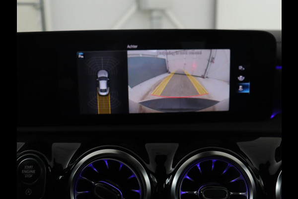 Mercedes-Benz CLA-Klasse 180 Business Solution Luxury | Leder | Stoelverwarming | Cruise control | Sfeerverlichting | Navigatie | Bluetooth | Camera | Park assist | Climate control