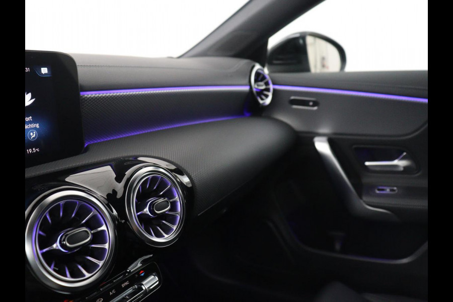 Mercedes-Benz CLA-Klasse 180 Business Solution Luxury | Leder | Stoelverwarming | Cruise control | Sfeerverlichting | Navigatie | Bluetooth | Camera | Park assist | Climate control