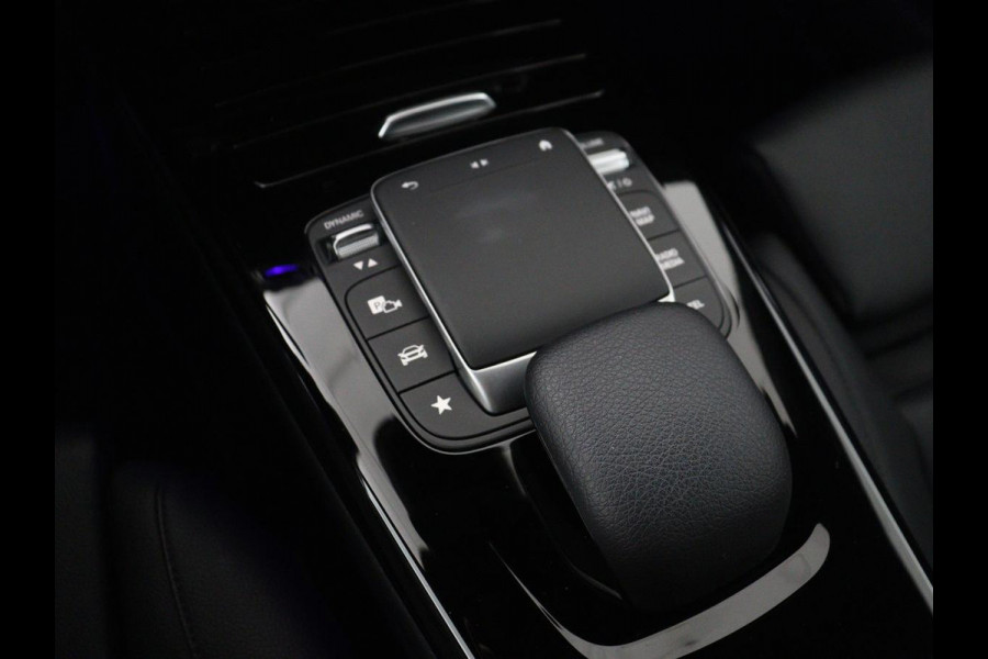 Mercedes-Benz CLA-Klasse 180 Business Solution Luxury | Leder | Stoelverwarming | Cruise control | Sfeerverlichting | Navigatie | Bluetooth | Camera | Park assist | Climate control