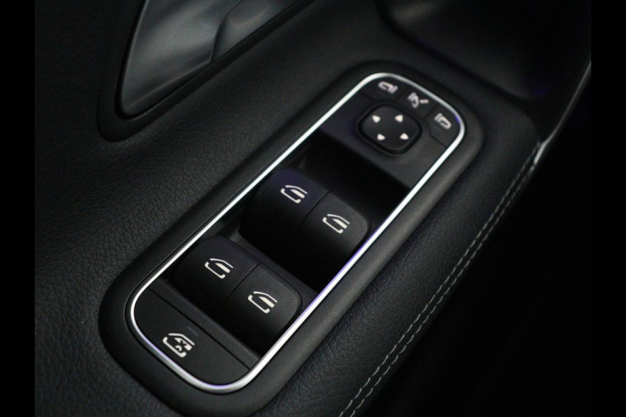 Mercedes-Benz CLA-Klasse 180 Business Solution Luxury | Leder | Stoelverwarming | Cruise control | Sfeerverlichting | Navigatie | Bluetooth | Camera | Park assist | Climate control