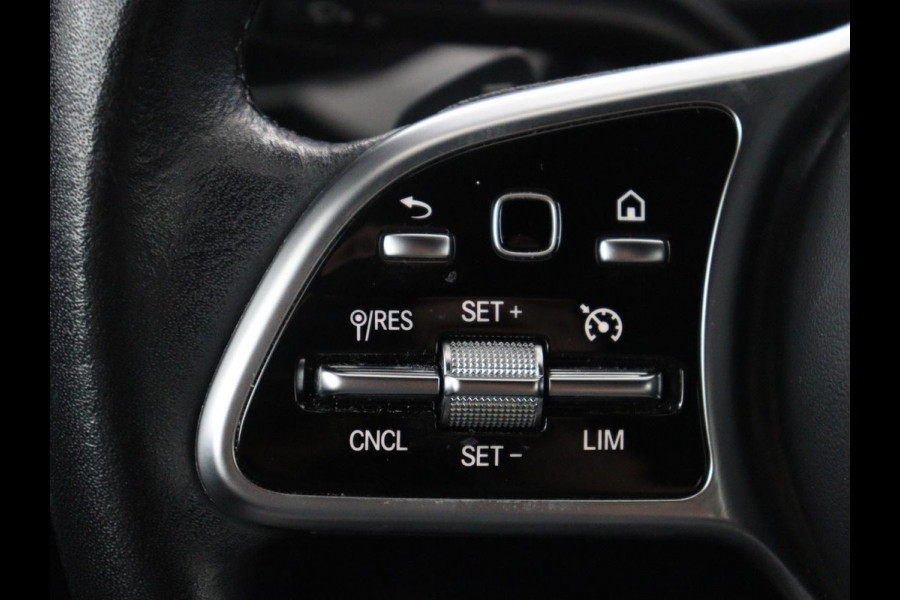 Mercedes-Benz CLA-Klasse 180 Business Solution Luxury | Leder | Stoelverwarming | Cruise control | Sfeerverlichting | Navigatie | Bluetooth | Camera | Park assist | Climate control