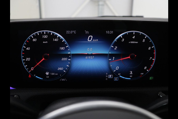 Mercedes-Benz CLA-Klasse 180 Business Solution Luxury | Leder | Stoelverwarming | Cruise control | Sfeerverlichting | Navigatie | Bluetooth | Camera | Park assist | Climate control
