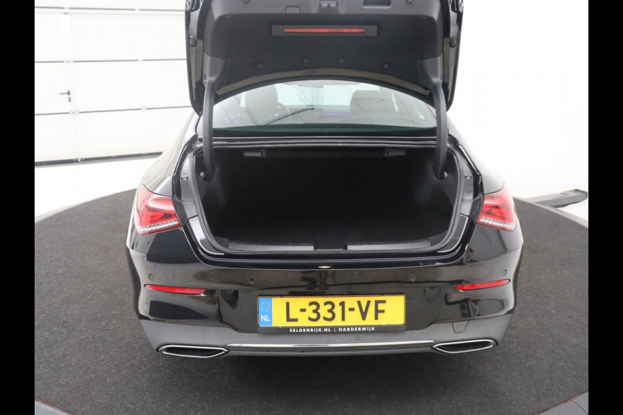 Mercedes-Benz CLA-Klasse 180 Business Solution Luxury | Leder | Stoelverwarming | Cruise control | Sfeerverlichting | Navigatie | Bluetooth | Camera | Park assist | Climate control