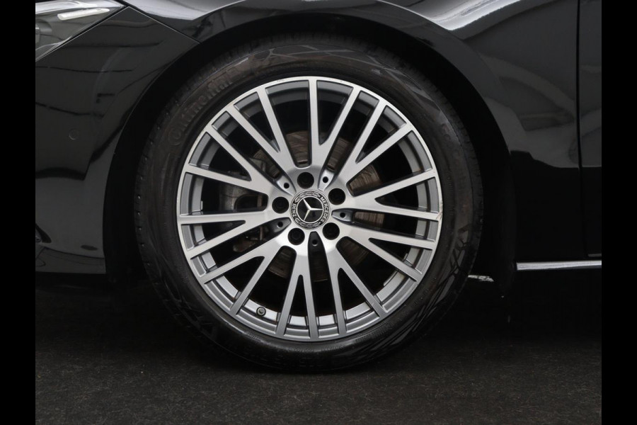 Mercedes-Benz CLA-Klasse 180 Business Solution Luxury | Leder | Stoelverwarming | Cruise control | Sfeerverlichting | Navigatie | Bluetooth | Camera | Park assist | Climate control